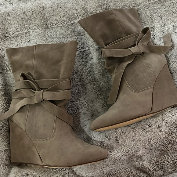 Taupe wedge booties 9.5 faux suede bow detail paper bag top Dalilah Shoe Dazzle - Picture 2 of 8